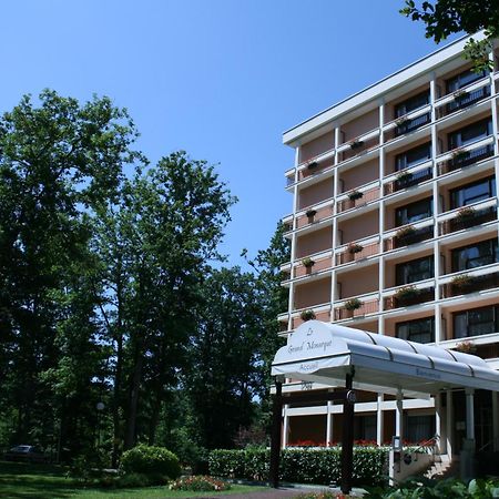 Le Grand Monarque Hotel Мелюн Екстериор снимка