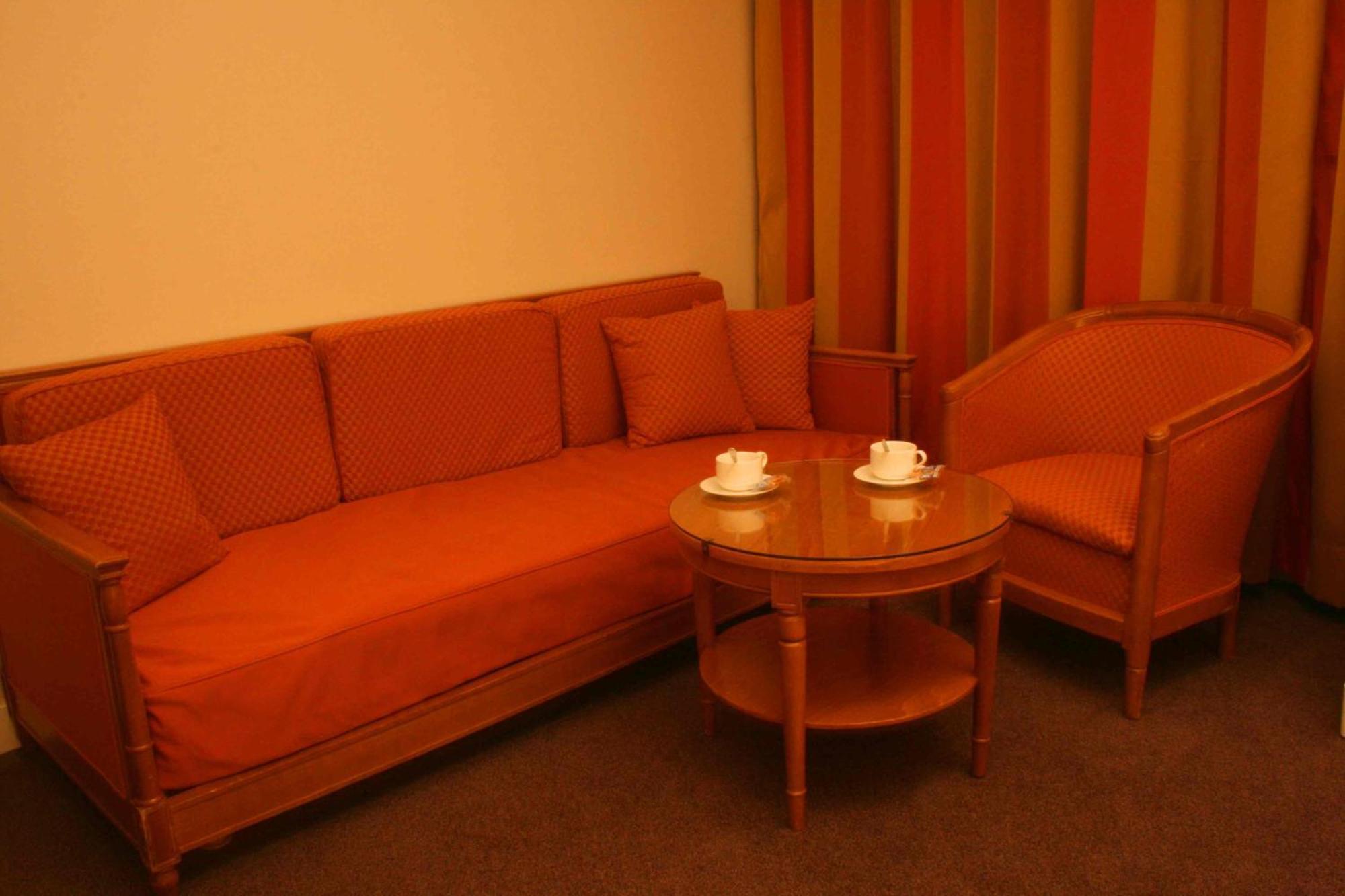 Le Grand Monarque Hotel Мелюн Екстериор снимка