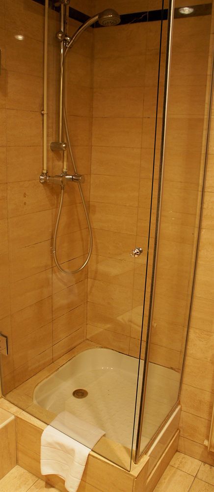 Le Grand Monarque Hotel Мелюн Екстериор снимка