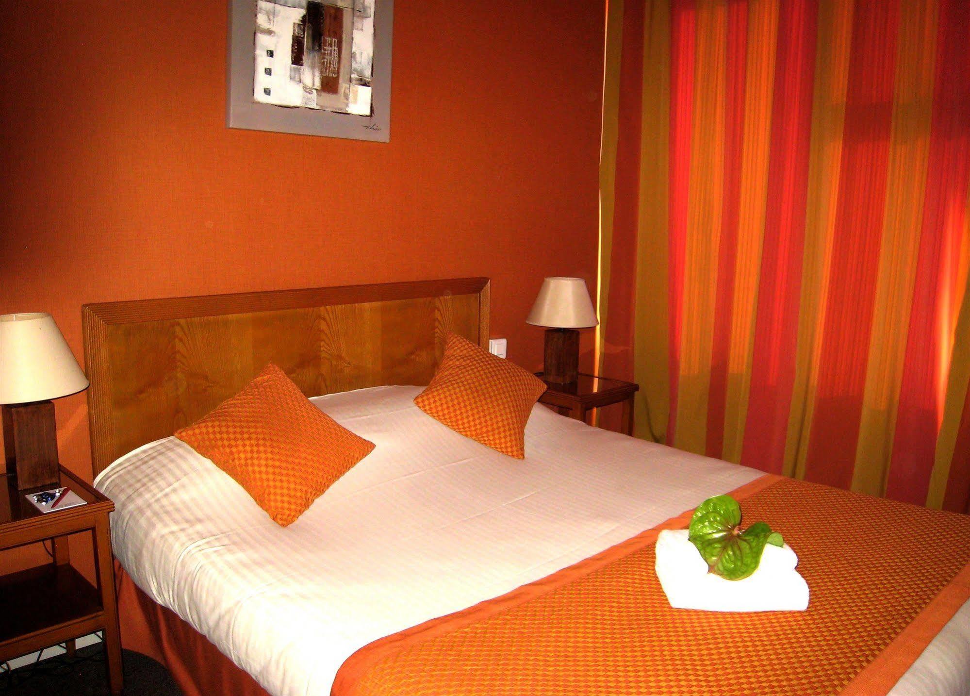 Le Grand Monarque Hotel Мелюн Екстериор снимка
