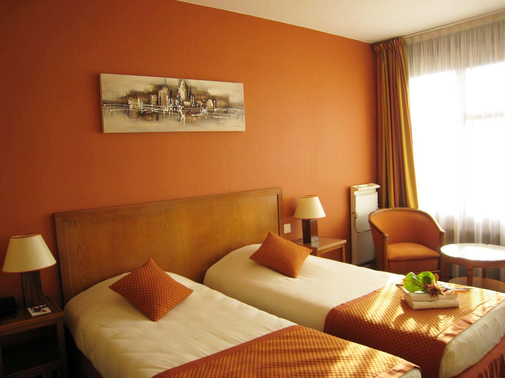 Le Grand Monarque Hotel Мелюн Екстериор снимка