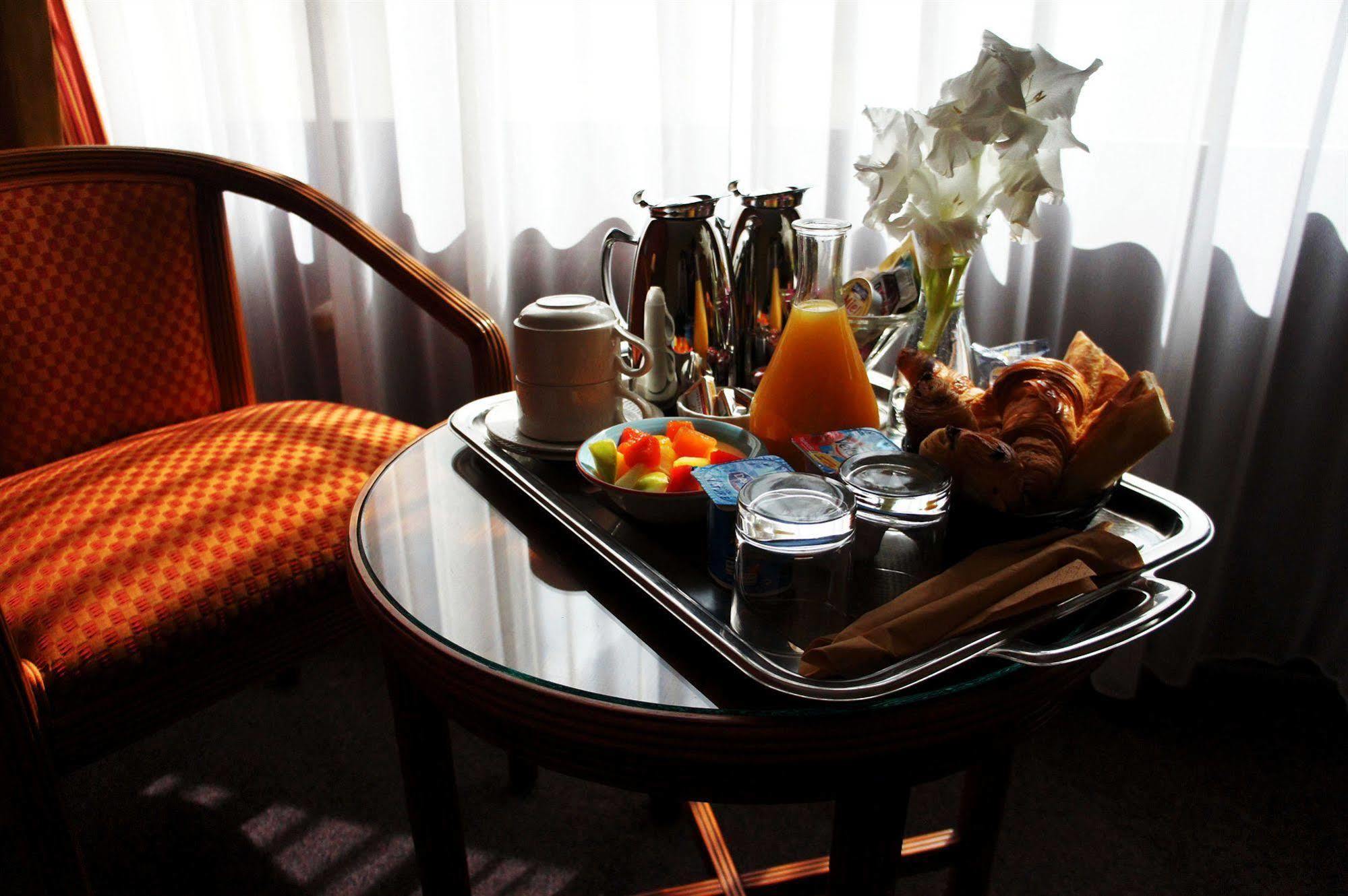 Le Grand Monarque Hotel Мелюн Екстериор снимка